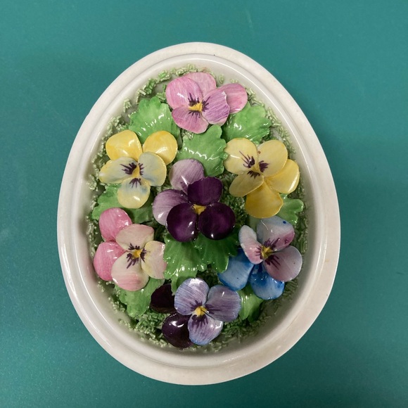 Golden Crown E&R Hand Painted Ceramic Flowers Nested in an Egg - Picture 3 of 9